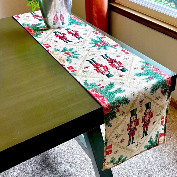 Traditional Christmas Nutcrackers Pine Berries Gifts 72" Linen Table Runner New - Picture 2 of 7